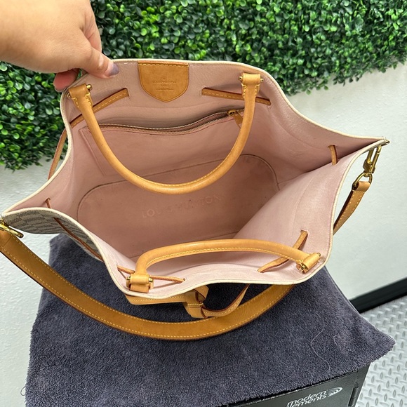 Louis Vuitton - Picture 2 of 5